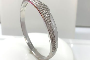 دستبند النگویی نقره ای نگین دار ژوپینگ 14010930