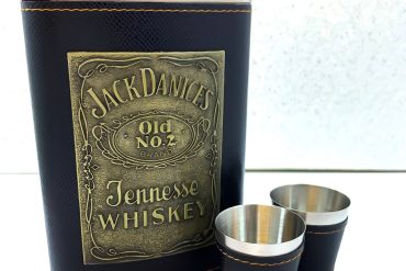 ست بطری و شات روکش چرم مشکی هدیه ای