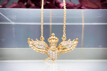 گردنبند قلب و تاج بال دار ژوپینگ