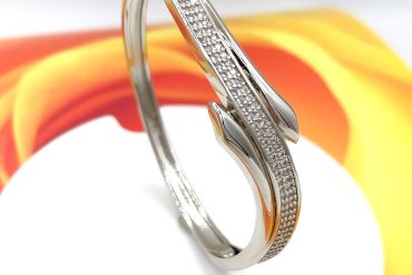 دستبند نقره ای النگویی نگین دار