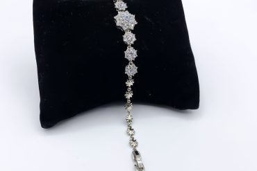 دستبند زنانه نقره ای با طرح گل نگین کاری از برند بدلیجات ژوپینگ 14020501