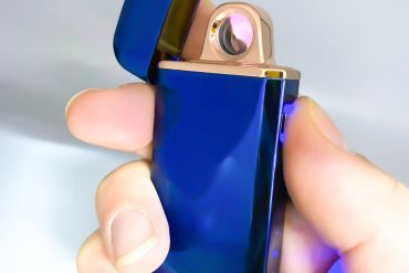 فندک شارژی پره‌ای برند لایتر با رنگ آبی کاربنی