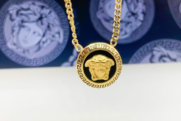 گردنبند ورساچه استیل با رنگ طلایی با زنجیر کارتیری