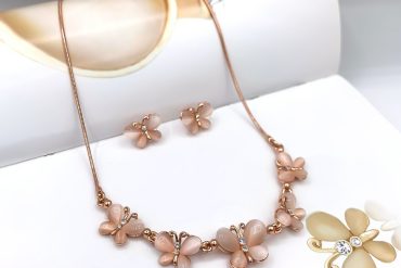 نیم ست زنانه پروانه برند کلیو با سنگ اوپال و رنگ رزگلد