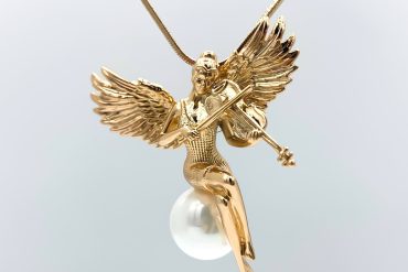 گردنبند ویولن زن فرشته از برند ژوپینگ