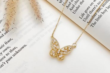 گردنبند پروانه طلایی نگین دار