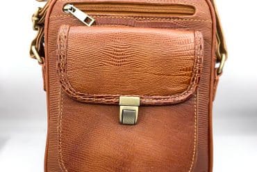 کیف رودوشی مردانه چرم با رنگ عسلی و مدل کروکودیلی