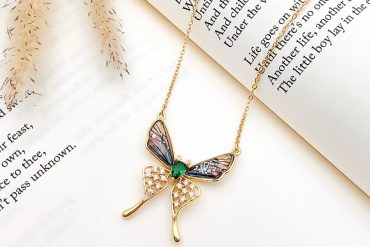 گردنبند پروانه نگین سبز و زیبا