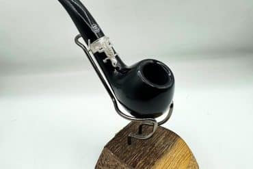 پیپ چوبی مشکی از برند Vauen با حلقه طرح آفتاب پرست