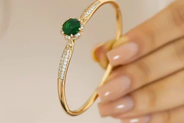 خرید دستبند النگویی ژوپینگ با نگین سبز - جلوه ای بی نظیر