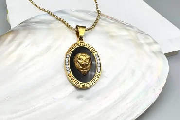 گردنبند ورساچه با لوگوی شیر برجسته