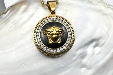 قیمت خرید گردنبند ورساچه طلایی مشکی نگین دار