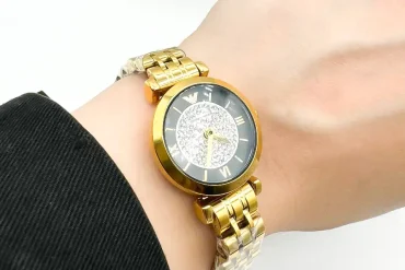 ساعت زنانه امپریو آرمانی با صفحه نگین دار طلایی و موتور ژاپنی 14030476