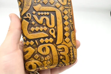 جاکارتی زیپی چرم با طرح تایپوگرافی برجسته 14030390