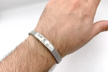 دستبند النگویی مردانه حصیری با پلاک cartier نقره ای | رنگ ثابت 14030625