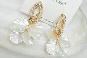 گوشواره طرح گل رنگ صدفی سفید | رنگ ثابت 140305