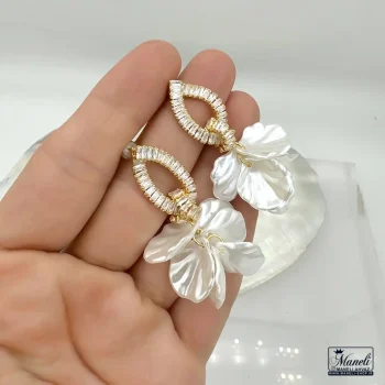 خرید گوشواره طرح گل رنگ صدفی سفید رنگ ثابت