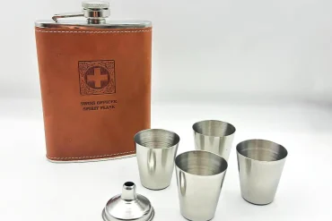 ست فلاسک و شات با روکش چرم قهوه ای روشن | استیل 14030631