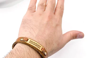 دستبند مردانه چرم طبیعی رنگ عسلی | با قفل سگکی و قیمت ارزان 14030661