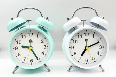 ساعت رومیزی زنگ دار چکشی | رنگ فیروزه ای و سفید 14030766