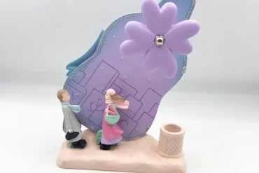 مجسمه دکوراتیو عاشقانه موزیکال بنفش | جامدادی