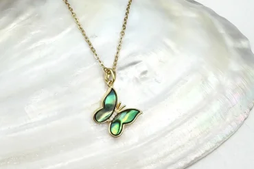 قیمت گردنبند دخترانه پروانه سبز استیل با طراحی ظریف و خاص