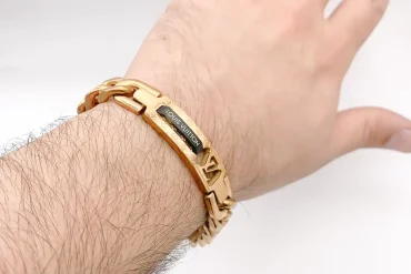 قیمت دستبند مردانه کارتیری با پلاک لویی ویتون | رزگلد