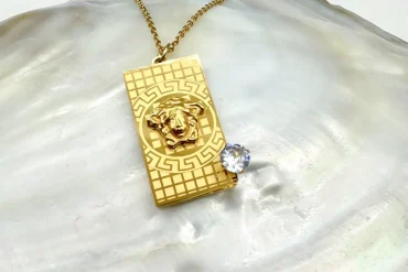 گردنبند ورساچه مستطیلی با لوگوی برجسته | استیل | رنگ ثابت 14030828