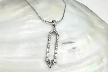 گردنبند زنانه ژوپینگ مدل مستطیلی رنگ ثابت و ضدحساسیت 14030824