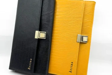 کیف دستی چرم طبیعی آرتینا – انتخابی شیک برای مردان و زنان | رنگ زرد و مشکی 14030930