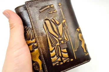 کیف چرم طبیعی دلاری با طرح هخامنشی | قهوه ای 14031038