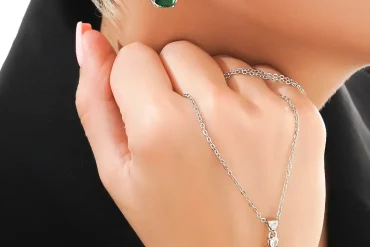 نیم ست نگین سبز ظریف | استیل رنگ ثابت با طراحی شیک و نگین‌های درخشان 14031008