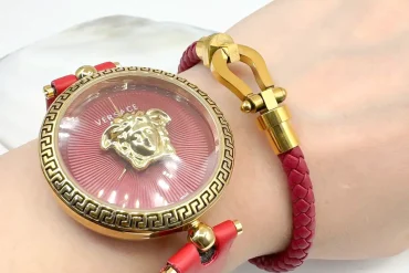 ست ساعت زنانه ورساچه بند چرم و دستبند امگا رنگ قرمز 14031053