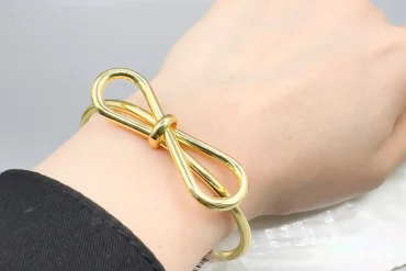 دستبند طرح گره پاپیونی استیل | طلایی | رنگ ثابت | فری سایز 14031126