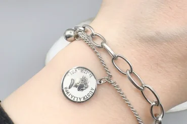 دستبند دوردیفه سکه الیزابت نقره ای | استیل رنگ ثابت 14031150