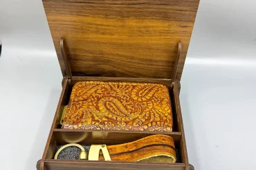 ست جاکارتی و جاکلیدی چرم طبیعی با طرح بته جقه 14031202