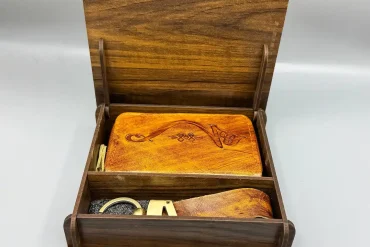 ست جاکارتی و جاکلیدی چرم طبیعی با حک کلمه "هیچ" 14031201