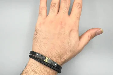 خرید دستبند چرم مردانه با پلاک LV لویس ویتون