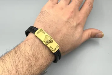 دستبند چرم مردانه با پلاک ورساچه طلایی پهن 140311101