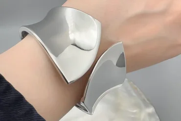 دستبند بنگل زنانه پهن و بزرگ استیل رنگ ثابت