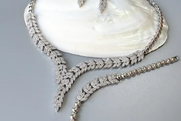 ست مجلسی تمام نگین گردنبند، گوشواره، دستبند، انگشتر 14031235