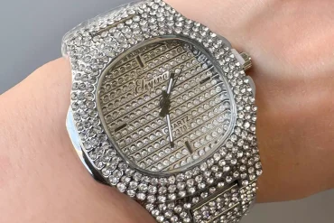 ساعت مچی فول نگین نقره ای با قاب 35 میلیمتری 14031248