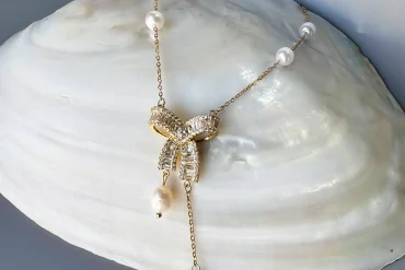 گردنبند مرواریدی با آویز پاپیون نگینی - طلایی | رنگ ثابت 14031231