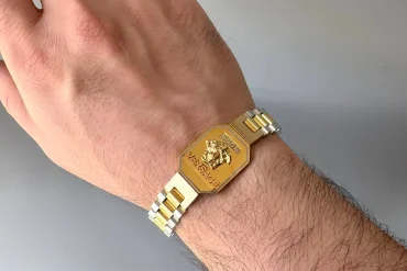 دستبند مردانه رولکس با پلاک برجسته ورساچه نقره ای طلایی 14031251