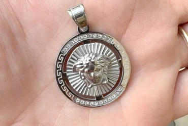 پلاک ورساچه نقره ای - لوگوی برجسته Versace چشم نواز و زیبا 14040103