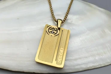 گردنبند مردانه با پلاک گوچی طلایی | استیل - رنگ ثابت 14040140