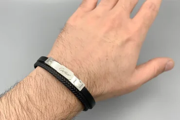 دستبند چرم مردانه با پلاک استیل نقره ای حک Cartier کارتیر 14040182