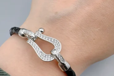 دستبند زنانه امگا نگین دار مشکی | کیفیت درجه یک 14040215