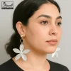 گوشواره استیل گل نامتقارن زنانه با رنگ ثابت – طراحی خاص و چشم نواز 14040320