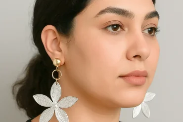 گوشواره استیل گل نامتقارن زنانه با رنگ ثابت – طراحی خاص و چشم نواز 14040320